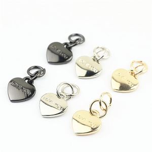 Accessoires de quincaillerie pour bagages : Pendentifs de fermeture éclair en forme de cœur, fermoirs métalliques, étiquettes suspendues, ornements, boucles de chaussures, style urbain - Product Image 1