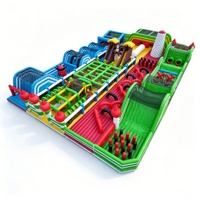 Parc d'attractions gonflable commercial avec toboggan, grand toboggan gonflable, mur d'escalade et parcours d'obstacles