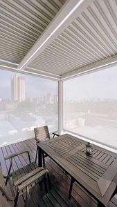 Pergola moderne en acier blanc écologique avec écran rétractable automatique imperméable et matériau PE pour gazebo de jardin - Product Image 4