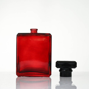 Botella de <span class=keywords><strong>Perfume</strong></span> de vidrio cuadrada plana de lujo de 100ml para <span class=keywords><strong>mujer</strong></span> personalizada negro rojo elegante con superficie de serigrafía - Product Image 3