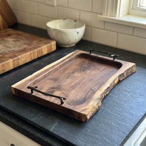 Plateau rectangulaire en bois avec poignées métalliques, finition peinte, écologique, jetable, design multifonctionnel, compatible lave-vaisselle et micro-ondes - Product Image 1
