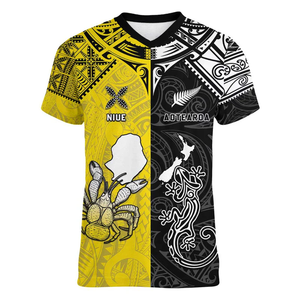 Alibaba-China-Venta al por mayor personalizada Nueva Zelanda Maori Niue Hiapo Mujeres con cuello en V Camiseta Estilo casual con lagarto <span class=keywords><strong>Coco</strong></span> <span class=keywords><strong>Cangrejo</strong></span> Diseño - Product Image 1