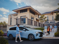 Nuevo Vehículo Eléctrico Lanzado en China, MPV de Gran Potencia, Vehículo con Batería de Gran Potencia, Marca Dongfeng FORTHING, HEV OEM ODM