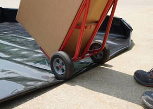 Barrage anti-déversement portable en PVC pour le confinement des déversements d'hydrocarbures et le stockage de produits chimiques - Product Image 2