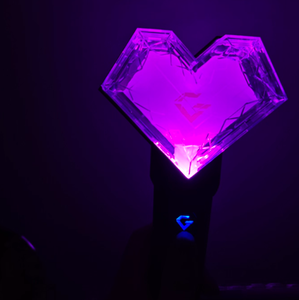 RICHSHINING Bâton de concert LED à changement de couleur RGB Contrôle APP personnalisé Bâton LED néon Design en forme de coeur pour les fans Support Acclamations Prop - Product Image 5