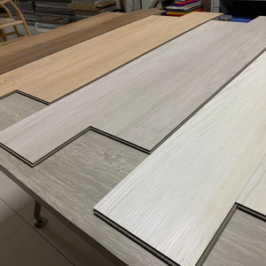 Revêtement de <span class=keywords><strong>sol</strong></span> en PVC imperméable respectueux de l'environnement Bois Revêtement de <span class=keywords><strong>sol</strong></span> en <span class=keywords><strong>vinyle</strong></span> de luxe à clic Unilin Revêtement de <span class=keywords><strong>sol</strong></span> en <span class=keywords><strong>vinyle</strong></span> PVC auto-<span class=keywords><strong>adhésif</strong></span> - Product Image 5