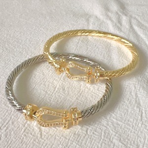 Bracelet en fil d'acier inoxydable torsadé <span class=keywords><strong>Fred</strong></span> avec fermoir fer à cheval et diamants entièrement sertis, plaqué or 18 carats, vente en gros, bijoux pas chers - Product Image 3