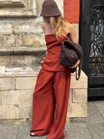 Ensemble deux pièces élégant pour femme : haut bustier rouge rouille et pantalon large – Tenue de vacances personnalisable en gros