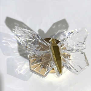 Lampe murale LED créative de luxe nordique en forme de papillon pour chambre à coucher, salon, escalier et couloir - Product Image 3