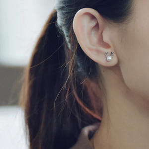 Orecchini a Perno a Forma di Renna, Placcati in Oro Bianco con Perle Imitate, Gioielli Moda Donna, Regalo in Lega Placcata Argento - Product Image 4