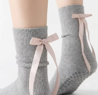 Chaussettes de sport antidérapantes avec logo personnalisé, chaussettes de Pilates pour femmes, chaussettes personnalisées antidérapantes en coton pour le yoga