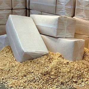Briquettes de granulés de bois haute densité en forme de sciure de bois, combustible industriel à faible teneur en cendres, emballées, blanches - Product Image 1