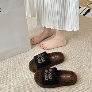 Nouvelles pantoufles chaudes d'automne et d'hiver, motif lettres tendance, à porter à l'extérieur, en PVC, réductions en gros - Product Image 3