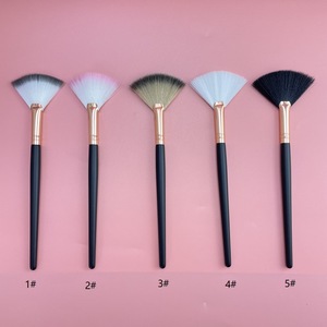 <span class=keywords><strong>Pinceau</strong></span> <span class=keywords><strong>de</strong></span> maquillage noir en forme d'éventail unique Poils en fibres artificielles Outil <span class=keywords><strong>de</strong></span> salon <span class=keywords><strong>de</strong></span> beauté pour le lavage du visage Brosse en <span class=keywords><strong>mousse</strong></span> nettoyante - Product Image 2