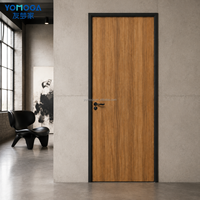 Porte intérieure en WPC couleur frêne clair avec cadre noir pour usage résidentiel