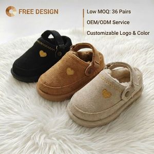 Chaussures d'hiver pour tout-petits, directement de l'usine, faible MOQ (36 paires), motif cœur, pantoufles chaudes en fourrure pour bébés, livraison rapide, chaussures à semelle souple - Product Image 1
