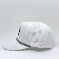 Casquette de golf structurée à 5 panneaux avec logo personnalisé découpé au laser, patch en caoutchouc PVC et corde décorative pour le sport