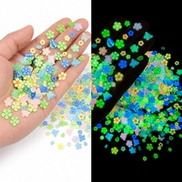 Nouveauté TikTok : Breloques florales lumineuses bicolores en pâte polymère souple, motifs fleurs de cerisier, cœurs de pêche et graines de riz, effet luciole.