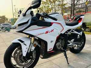 QJMOTOR Racing 421 Sportbike |   Moteur 421cc à quatre cylindres en ligne, 57 kW |   Freins Brembo ABS+TCS Suspension Marzocchi - Product Image 4