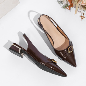 Xuanhui - Sandalias de Tacón Bajo de 3 cm con Punta Puntiaguda y Hebilla Dorada para Mujer, en PU Marrón Oscuro Brillante, Tendencia de Verano - Product Image 5