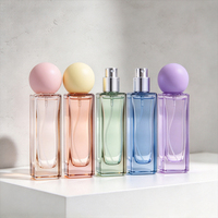 Vente en gros de flacons de parfum en verre transparent carrés colorés de 30 ml et 50 ml avec pulvérisateur à sertir et bouchon à bille