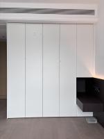Armoire blanche avec porte coulissante sans poignée, étagère ouverte, style moderne minimaliste, en bois, gain de place pour la chambre
