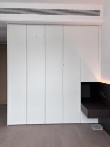 <span class=keywords><strong>Armario</strong></span> Blanco con Puerta Corredera, Estante Abierto sin Tiradores, Moderno, Minimalista, Ahorra Espacio, para Dormitorio - Product Image 2