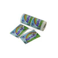 Étiquette de bouteille en rouleau imperméable de luxe pour l'emballage alimentaire et cosmétique, autocollant personnalisé de haute qualité pour bouteille avec logo