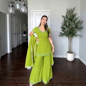 ชุดคุर्ตา ชาราร่า ปักลายดีไซเนอร์ Fox Georgette พร้อมผ้าคลุมไหล่ประดับเลื่อมและลูกไม้ เหมาะสำหรับงานปาร์ตี้ฤดูหนาว งานแต่งงาน และงานเฉลิมฉลองต่างๆ สไตล์ชาติพันธุ์ - Product Image 1