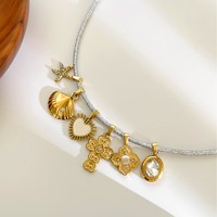 Collier de luxe léger en acier inoxydable plaqué or avec fermoir magnétique, orné de cœurs, d'étoiles de mer, de croix, de fleurs et de strass en cristal