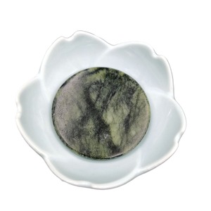แผ่นรองใต้ตาหยกกลมสีเขียวขัดเงา 50 มม. สำหรับช่วยต่อขนตา - Product Image 4