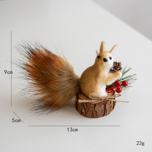 Décorations de Noël en plastique de haute qualité en gros : Écureuils mignons, durables, écologiques avec queues duveteuses pour sapin de Noël - Product Image 4