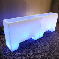 Table de DJ rectangulaire moderne à LED pour boîtes de nuit fêtes à vin en plein air conception créative de réception en matière plastique lumineuse