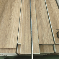 Revêtement de sol SPC rigide et durable avec couche d'usure de 0,3 mm pour la décoration d'appartements et de maisons