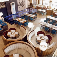 Ensemble de mobilier commercial moderne et durable pour l'hôtellerie : table de restaurant, chaises et banquettes en PU pour projets de café, bar et hôtel