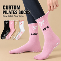 Chaussettes de Pilates personnalisées OEM pour femmes, en jacquard avec nœud, bord festonné, antidérapantes, pour yoga, barre et danse