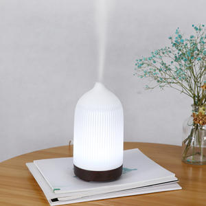 Diffuseur d'arômes sept couleurs, humidificateur ultrasonique mini de bureau, grain de bois, lumière LED, utilisation à domicile et en chambre, capacité de 0,5 L - Product Image 2
