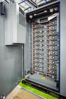 Batterie de stockage d'énergie 30 kWh et onduleur LiFePO4 125 kW, capacité 240 kWh, refroidissement par air, connexion au réseau hybride, protection IP20
