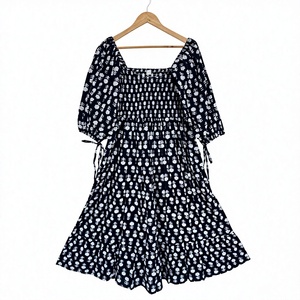 Robe longue en coton smocké à fleurs, col en V, style bohème, tenue d'été pour femme, robe noire imprimée à la main, robe indienne pour soirée en jardin - Product Image 1