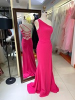 Robes de bal rose vif en gros 2026 2027 Robe de soirée sirène à une épaule avec dos lacé et fente haute