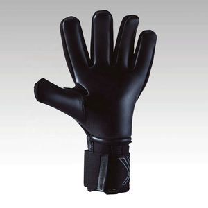 Gants de gardien de but de football entièrement neufs, design personnalisé, noirs, en néoprène avec latex allemand de 4 mm et caoutchouc injecté avec silicone sur le dos de la main. - Product Image 2