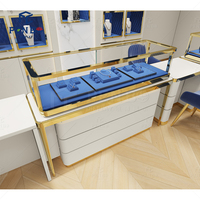Aménagement de boutique de bijoux en diamant élégante, vitrine de présentation de bijoux de luxe, comptoir, solutions de design d'intérieur de boutique de bijoux en or