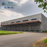 Hangar industriel de grande envergure, structure en acier, atelier, entrepôt pour centre de logistique et de distribution