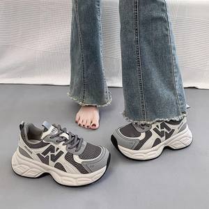 Chaussures de course tendance décontractées respirantes légères et confortables pour femmes, nouvelle collection 2025, chaussures de sport à semelle épaisse - Product Image 1