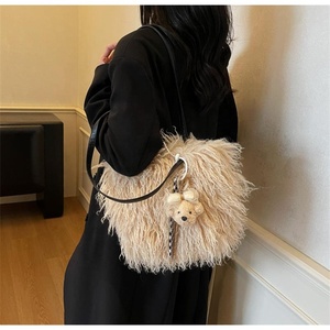 Sac fourre-tout en fausse fourrure bouclée Zeyu pour femme, grand sac à bandoulière avec breloque ours, sac à main en fausse fourrure écologique, sac à bandoulière en peluche ODM/OEM - Product Image 4