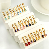 Pendientes de moda 2026: Aros de moda chapados en oro de 18K con dije de rubí y circonitas cúbicas colgantes para niñas al por mayor