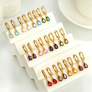 Boucles d'oreilles créoles huggie tendance plaquées or 18 carats avec pierre de naissance, 12 couleurs, en forme de <span class=keywords><strong>poire</strong></span>, avec zircon cubique en goutte, anti-ternissement, vente en gros 2026 - Product Image 4