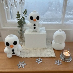 Ornamento da Scrivania a Forma di Pupazzo di Neve Stampato in 3D in Plastica con Foro Superiore Progettato Come Portachiavi - Product Image 2