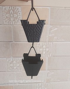 Cadena de Lluvia Decorativa de Aluminio Negro Martillado, Cadena Triangular para Canalón, Drenaje de Agua para Exteriores - Product Image 1
