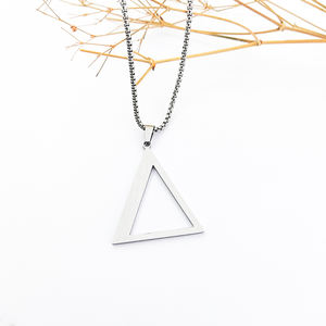 Collier pendentif en triangle géométrique en acier inoxydable 316L Collier à breloques en forme de pyramide Delta avec lettres <span class=keywords><strong>grecques</strong></span> Vendeurs de bijoux - Product Image 4